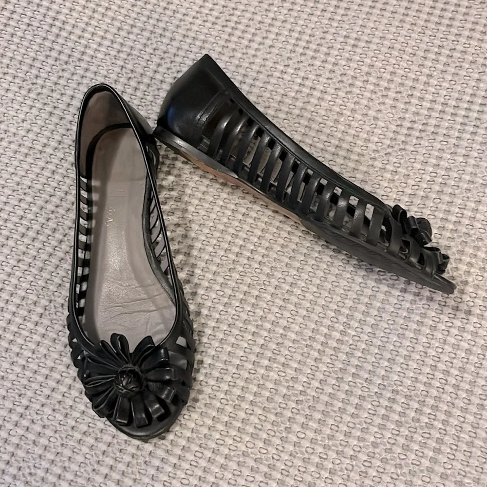 Cole Haan Woman’s Vintage Flat Peep Toe Black Cutout Leather Floral Shoes Sz 6